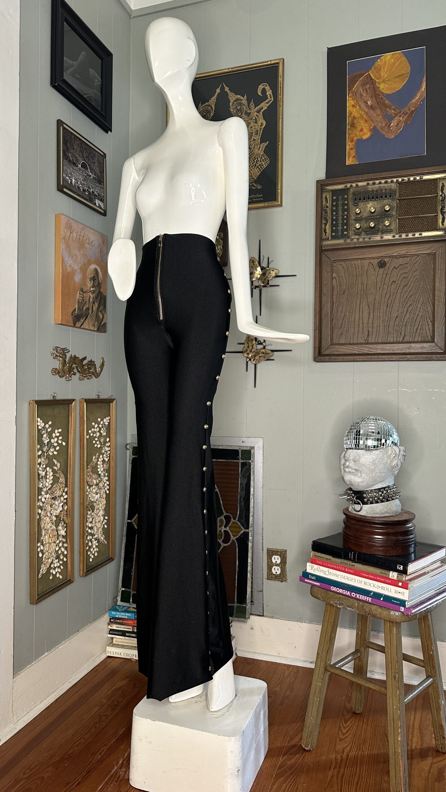 RTS +++ Medium Traditional Shiny Black with Front Expossed Zipper, Gold Side Studs // 34"
