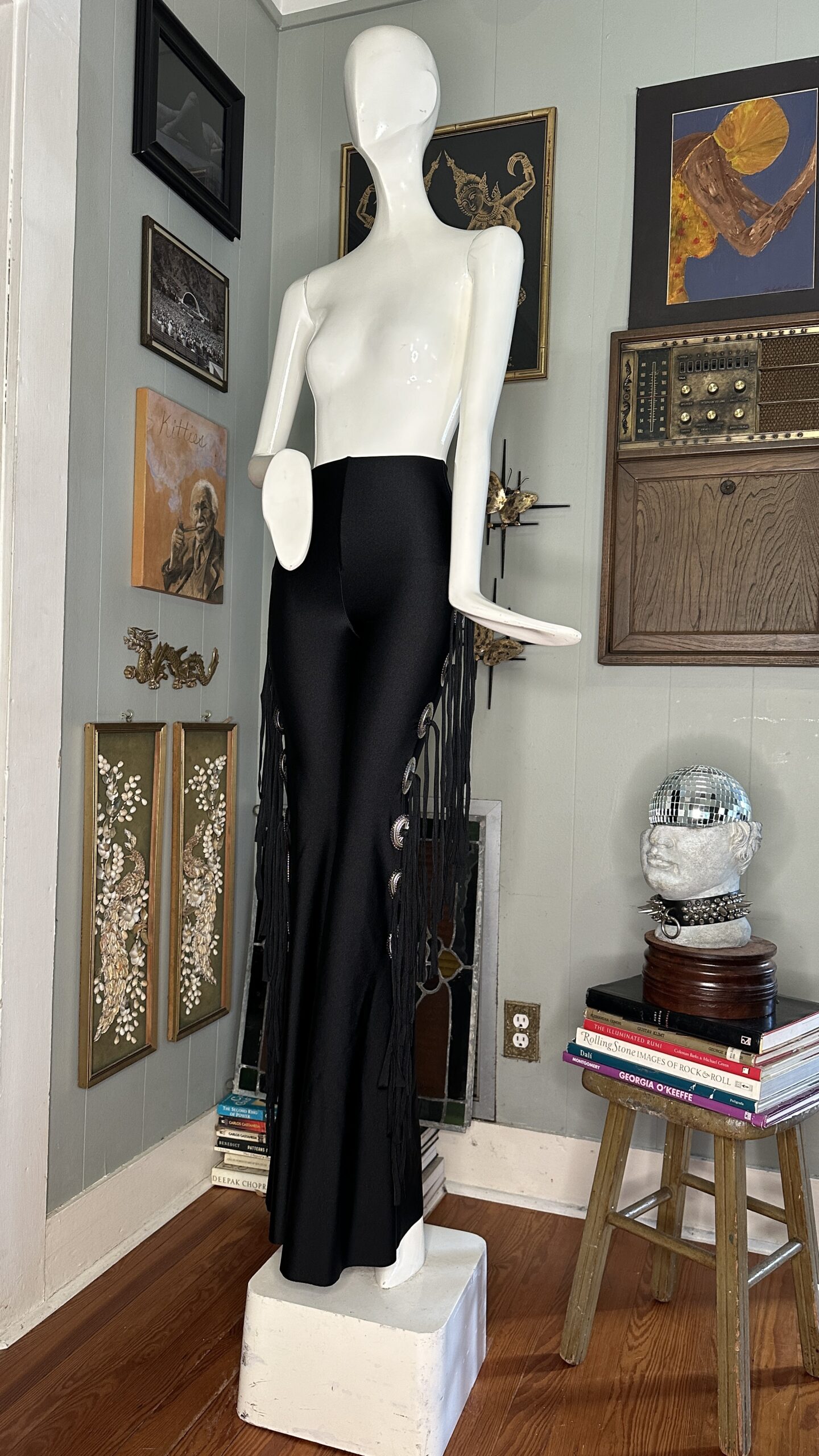 RTS +++ Medium Traditional Shiny black with Conchos & X-long Fringe // 35”